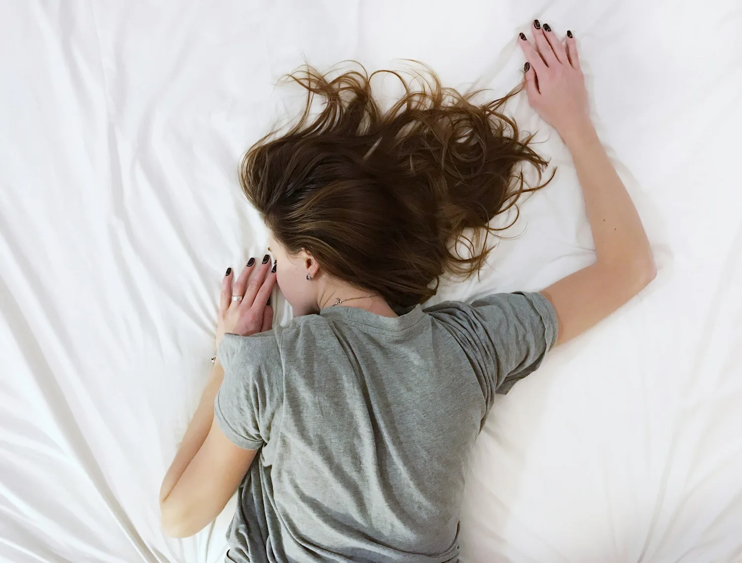 02:00 giấc ngủ sâu - người ngủ say úp mặt trên nệm trắng, tóc xõa