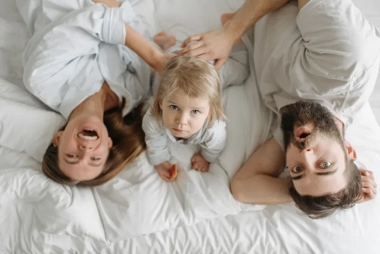 Gia đình vui đùa trên chiếc giường sạch